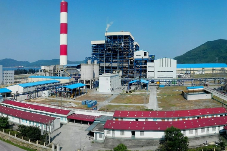 <ul>
<li><strong>NHÀ THẦU: </strong>Posco, Samsung, Ecoba, Lilama, Licogi, Fecon…</li>
<li><strong>MÔ TẢ:</strong>
<p>Dự án Khu liên hợp gang thép và cảng Sơn Dương (còn gọi là Dự án Formosa Hà Tĩnh) là một dự án lớn của Tập đoàn Formosa, tập trung vào sản xuất gang thép và vận hành một cảng nước sâu. Dự án có quy mô lớn, với tổng vốn đầu tư gần 10 tỷ USD, công suất hơn 10 triệu tấn/năm ở giai đoạn I và kế hoạch tăng vốn lên 27 tỷ USD (20 triệu tấn/năm ở giai đoạn II).</p>
</li>
</ul>